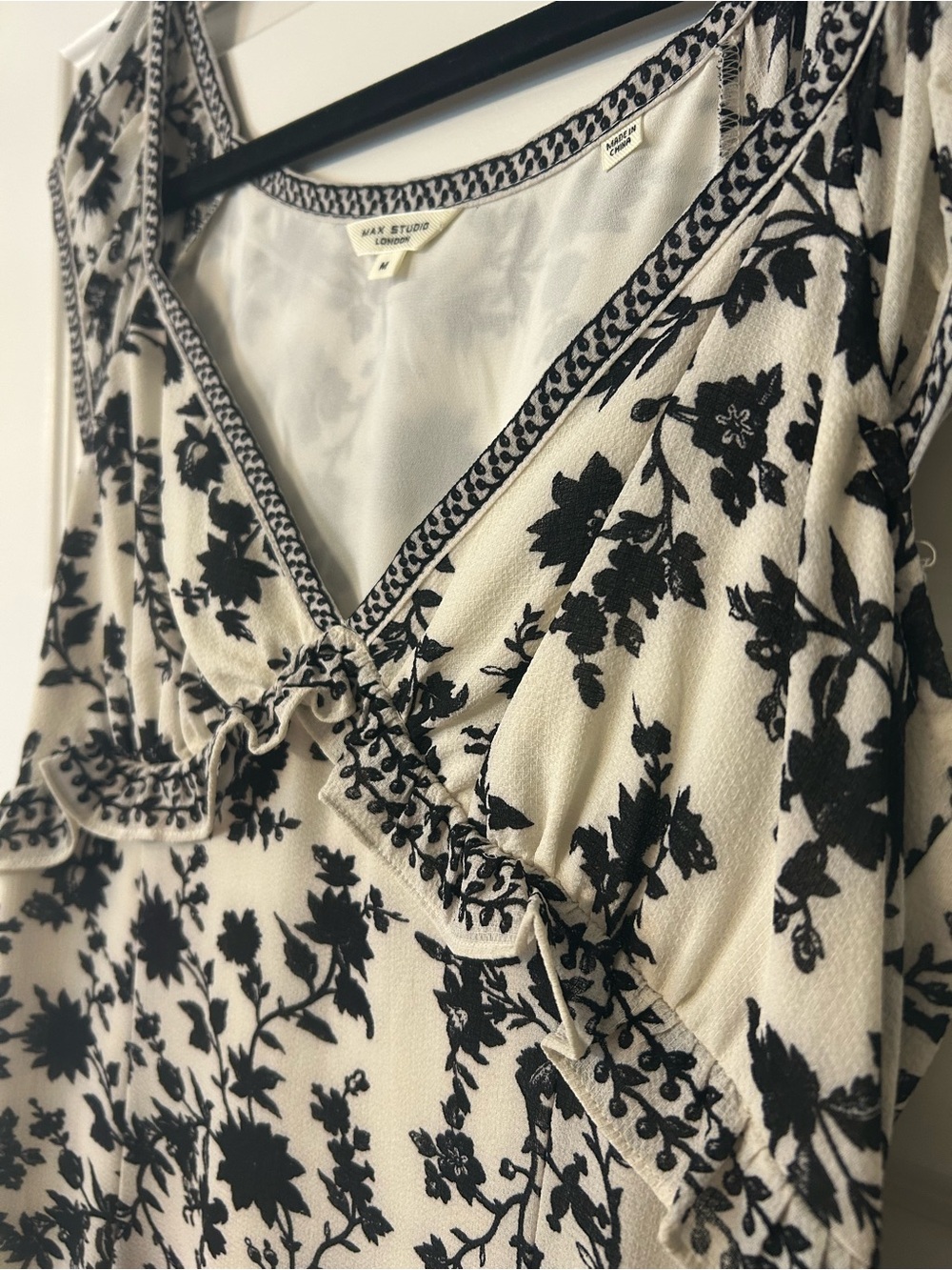 Max Studio Black and White Floral V-Neck Maxi Dress - Picture 5 of 7